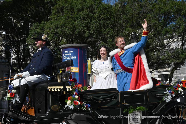 König Ludwig I. und Königin Therese durch die Schauspieler Holger Matthias Wilhelm und Christine Elsa Wagner in einer königlichen Kutsche (ªfoto:Ingrid Grossmann)